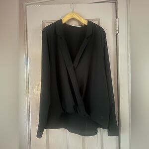 DO+BE Split front blouse with snap closure in black